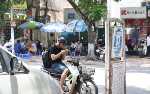 Xử lý nghiêm người vừa lái xe vừa chơi Pokemon Go