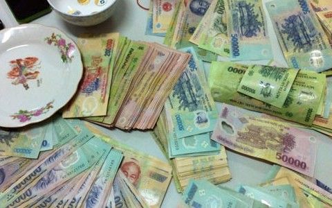 Tạm giữ hai chánh văn phòng huyện Xuân Trường đánh bạc