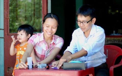 Đôi vợ chồng tự chế thiết bị dạy học