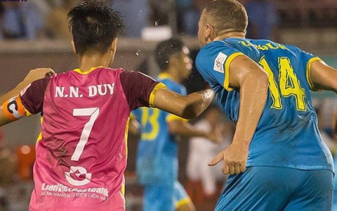 Ngọc Duy bị phạt nặng vì cắn chảy máu ngón tay Zarour