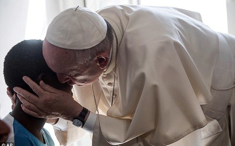 Giáo hoàng Francis bất ngờ ghé thăm "nhà mở" ở Rome