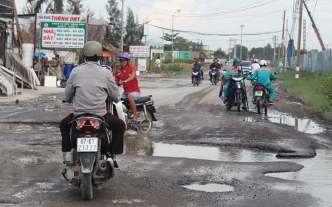 Ổ voi chằng chịt trên đường