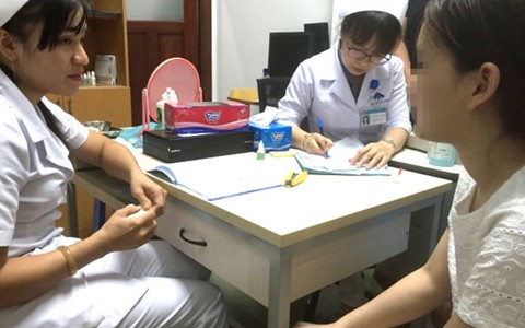 Đeo kính ban đêm chỉnh độ cận