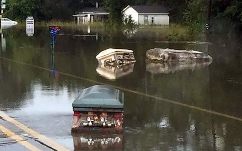 Quan tài trôi lềnh bềnh trong lũ kỷ lục ở Louisiana