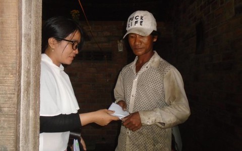Cô giáo nghèo viết báo
giúp học trò