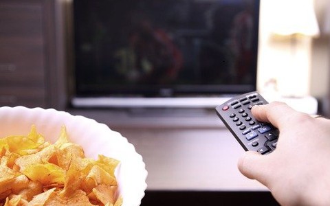 ​Ngồi xem tivi sẽ làm gia tăng nguy cơ bị béo phì