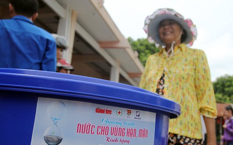 Trao tặng 200 thùng chứa nước cho dân vùng nhiễm mặn