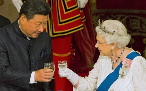 Sinh viên Trung Quốc mang dao xông vào điện Buckingham