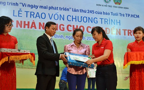 Xúc động lễ trao vốn tiếp sức 60 hộ nghèo Bình Định