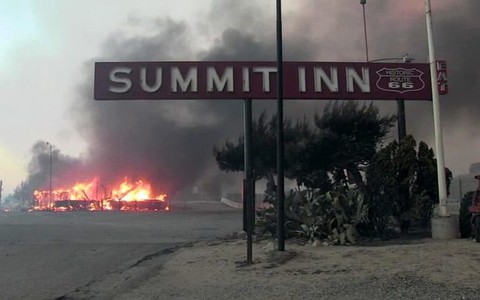 Cháy rừng thiêu rụi hàng trăm căn nhà ở Nam California