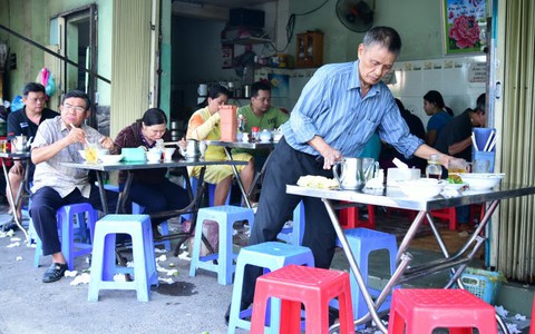 Nghe đọc báo 23-8: Lưu ý khi ăn sáng đường phố