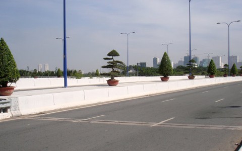 Trồng hoa cỏ đẹp mê hồn ở đại lộ cho ai ngắm?