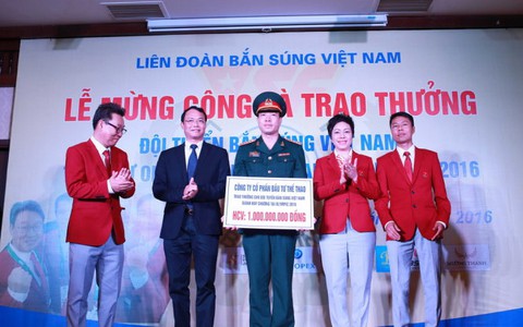 Trao thưởng 4,8 tỉ đồng cho xạ thủ Hoàng Xuân Vinh
