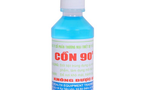 Trẻ viêm phổi
do bị rửa mũi
nhầm bằng cồn 90 độ