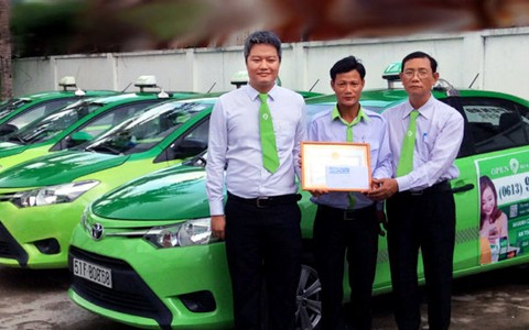 Tài xế taxi xin khách cho chở thêm bệnh nhi cấp cứu