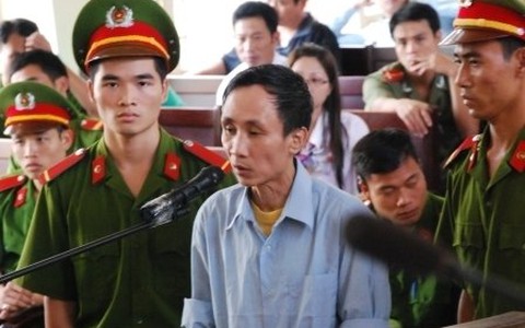Sao lại buộc người bị oan phải làm đơn yêu cầu xin lỗi?