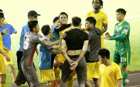 Cầu thủ Hải Phòng suýt đánh nhau sau trận thua Cần Thơ