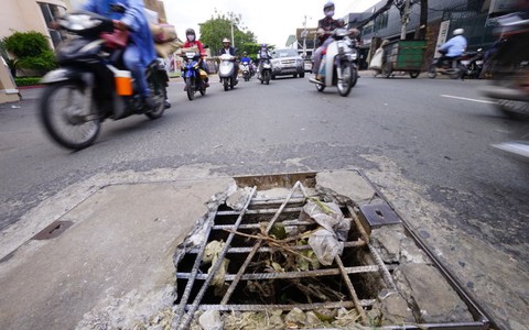 Nắp cống vở toác đường vô sân bay coi kỳ quá