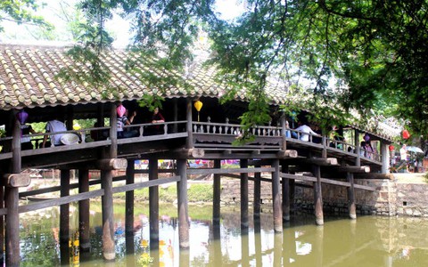 Huế tu bổ
di tích cầu ngói