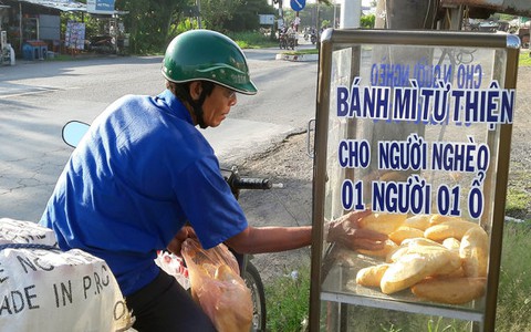 Tủ bánh mì miễn phí làm “ấm lòng” người nghèo ở An Giang