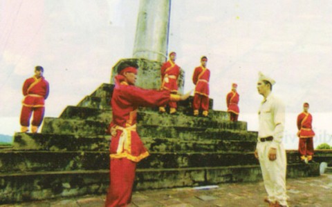 Người kéo cờ đỏ sao vàng lên Kỳ đài Huế