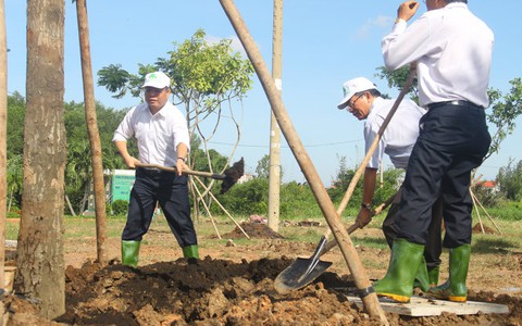 Lãnh đạo TP.HCM trồng cây chào mừng Quốc khánh