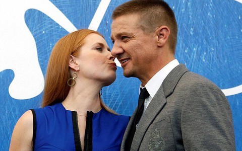Amy Adams tỏa sáng tại LHP Venice với phim mới Arrival