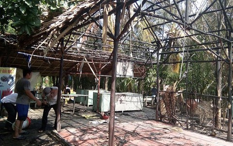 Đưa ca nô vượt sông Tiền chữa cháy trên cồn Thới Sơn