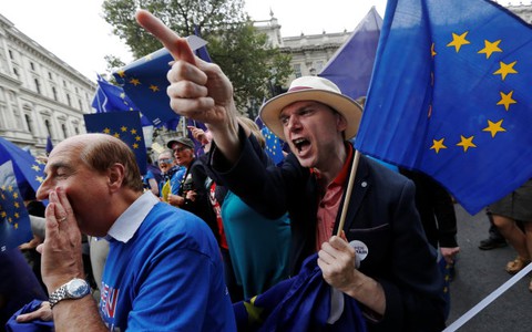 Người Anh xuống đường đòi ngừng Brexit