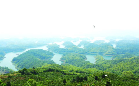 Khám phá “vịnh Hạ Long”
trên cao nguyên