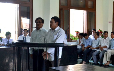 Biết sai nhưng sợ chủ tịch huyện dọa kỷ luật nên làm