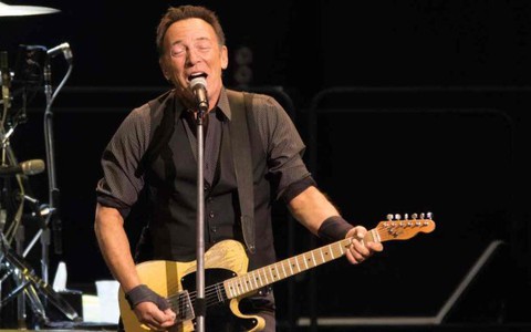 Bruce Springsteen hăng say trong buổi hòa nhạc kéo dài 4 tiếng