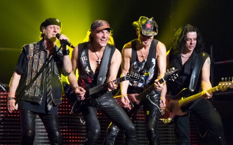 Đến Việt Nam, Scorpions muốn "thổi bay sân khấu như cơn bão"