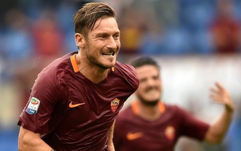 Totti ghi bàn ở phút 90+3, Roma thắng kịch tính Sampdoria
