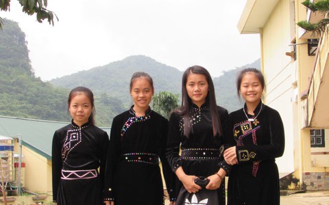 Cô bé người Tày đoạt giải xuất sắc