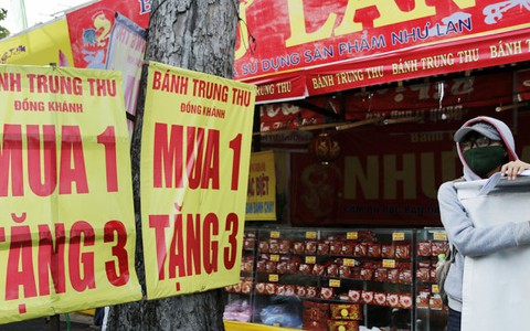 Bánh Trung thu "mua 1 tặng 3-4-5" vẫn lời, bí ẩn gì?