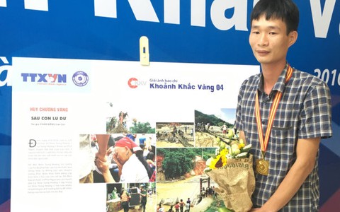 Sau cơn lũ dữ nhận giải vàng Khoảnh khắc vàng 2016
