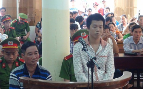 Trẻ bán vé số sinh con, mỗi bị cáo bị 1 năm tù