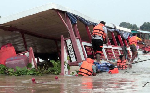 Chìm tàu du lịch ở Thái Lan, ít nhất 13 người chết