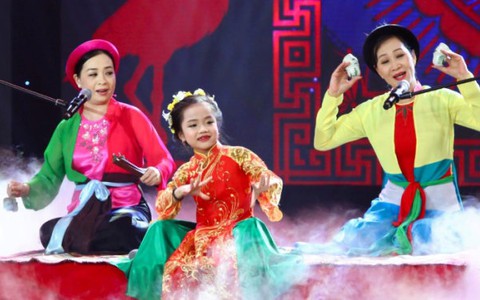 Người hùng tí hon: Tú Thanh hát văn, Tin Tin hát cải lương