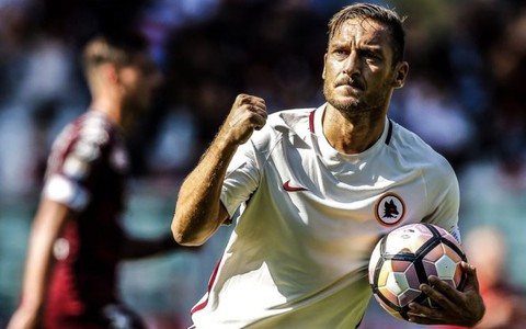 Totti ghi bàn, Roma vẫn “phơi áo” trước Torino