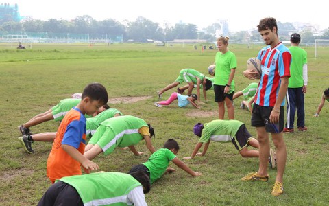 Những “HLV ngoại” dễ mến của trẻ bụi đời