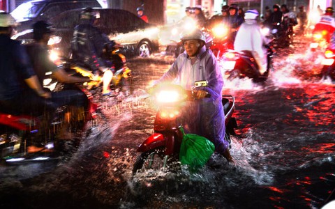 Audio 27-9: Mưa như thác lũ, Sài Gòn hỗn loạn