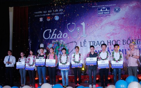 Thủ khoa Đại học Y Hà Nội nhận học bổng từ Nhất Nhất
