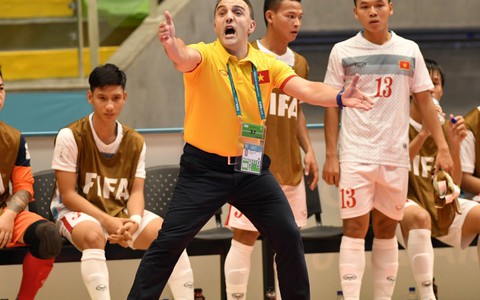 HLV Bruno Garcia chia tay futsal VN