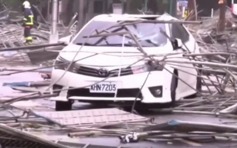 Clip bão thổi giàn giáo bay như giấy vụn ở Đài Loan