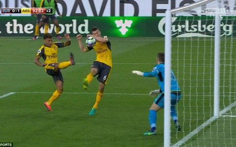 Arsenal đá bại Burnley bởi bàn thắng gây tranh cãi