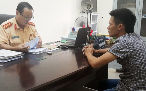 Triệu tập tài xế lái xe tải bằng… chân trên cao tốc