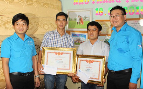 Khen ba thanh niên “cứu hộ xe máy ngập nước miễn phí