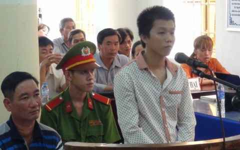 Viện KSND kháng nghị bản án vụ bé bán vé số sinh con
